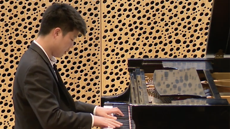 photo of Alexander Han at the piano